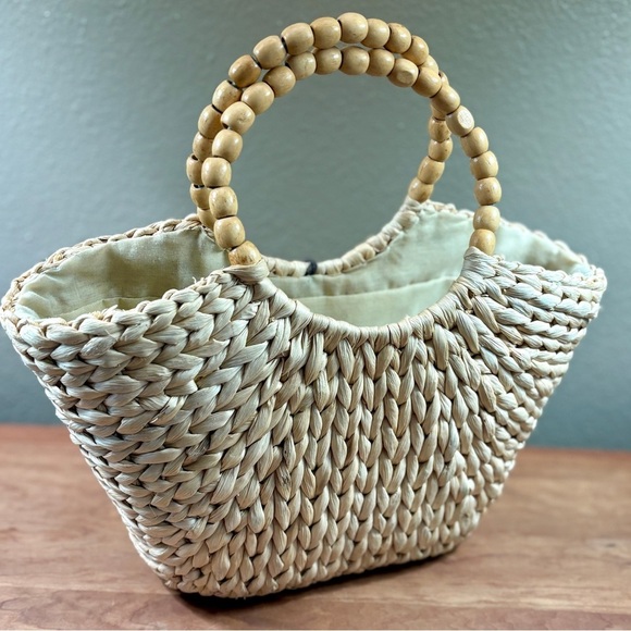Straw Triangular Tote with Circle Bead Handle, Cinch Closure, EUC - Picture 10 of 16